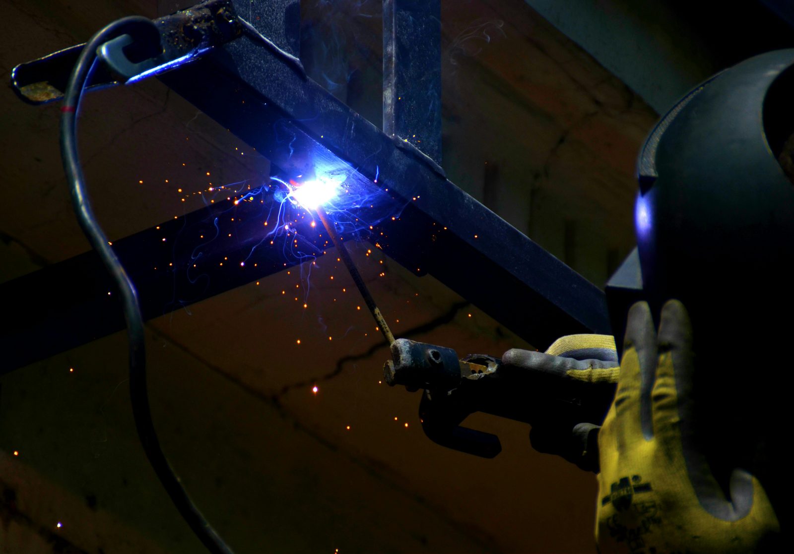 Proses pengelasan dengan percikan api